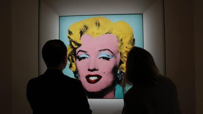 El retrato de Marilyn Monroe sobre fondo azul de Andy